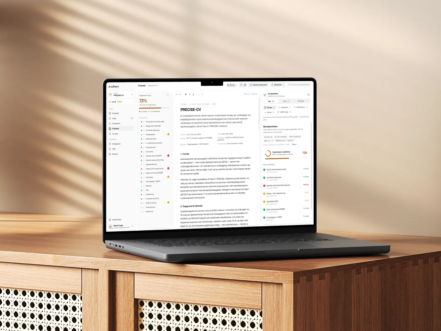 Adheras protokol-editor på en bærbar computer med readiness-score, sektionsoversigt og myndighedstjek